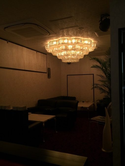 インテリア照明の納品実績 | 名古屋市のカフェ＆バー様に当社オリジナル特注クリスタルシャンデリアを納品しました。